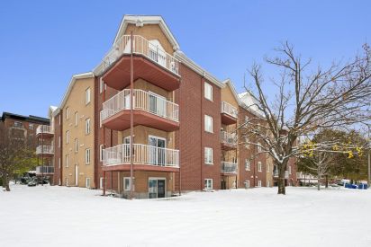 240 Boul. de l'Hôpital 15