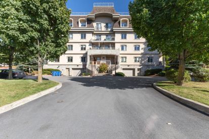 556 Boul. de l'Hôpital 105