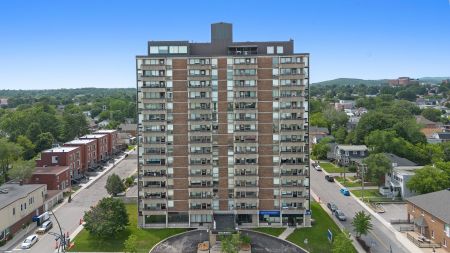 295 Boul. St-Joseph 208