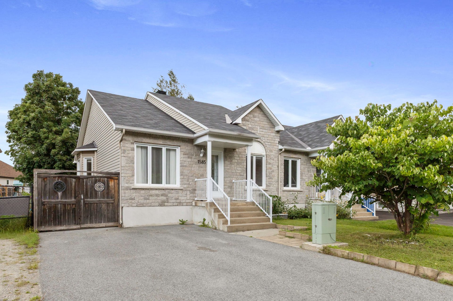 1585 Boul. St-René E. 