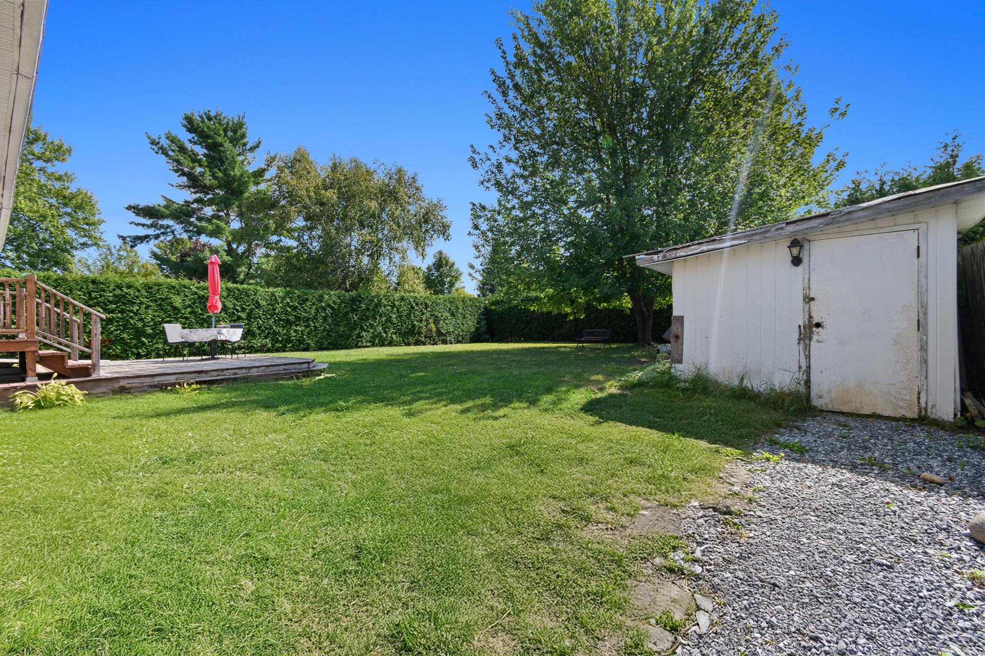 Cour - Cette photo a été retouchée numériquement.