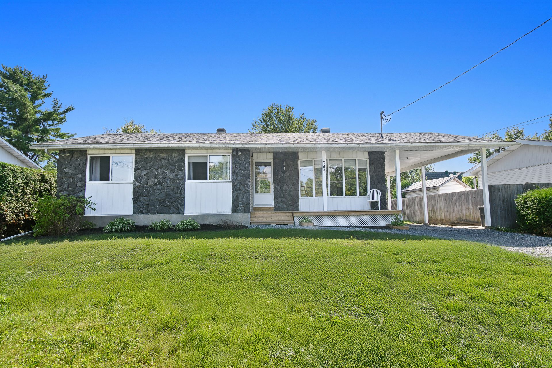 Façade - Cette photo a été retouchée numériquement.