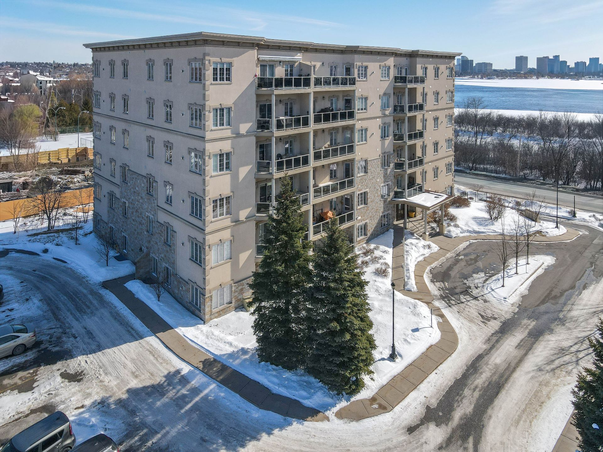 156 Boul. de Lucerne 307