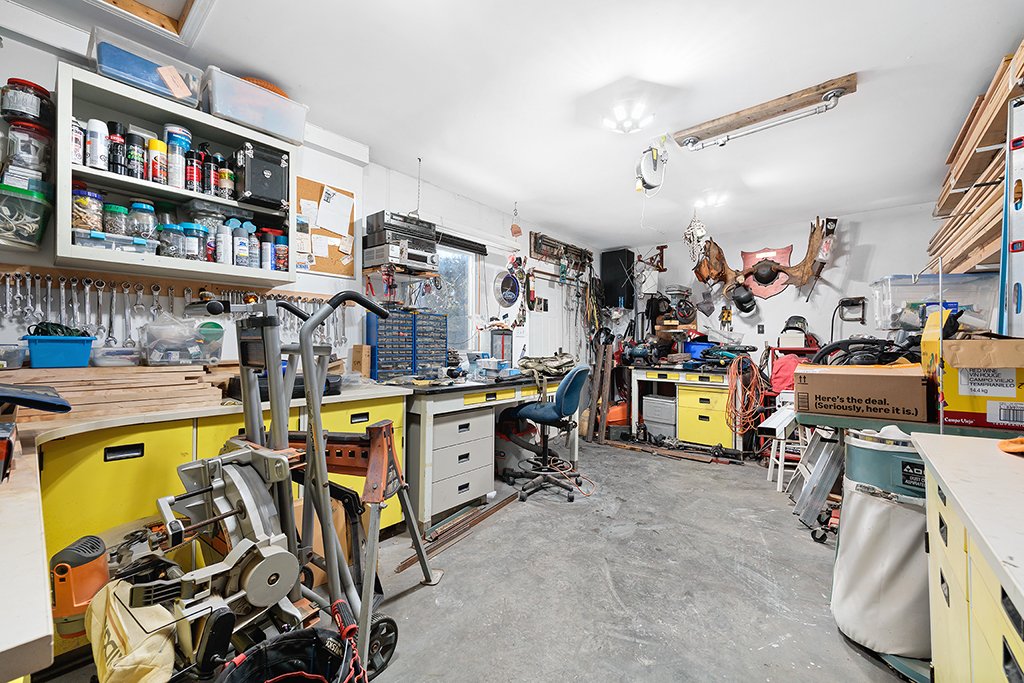 Workshop - Attached to the garage, heated - great potential!