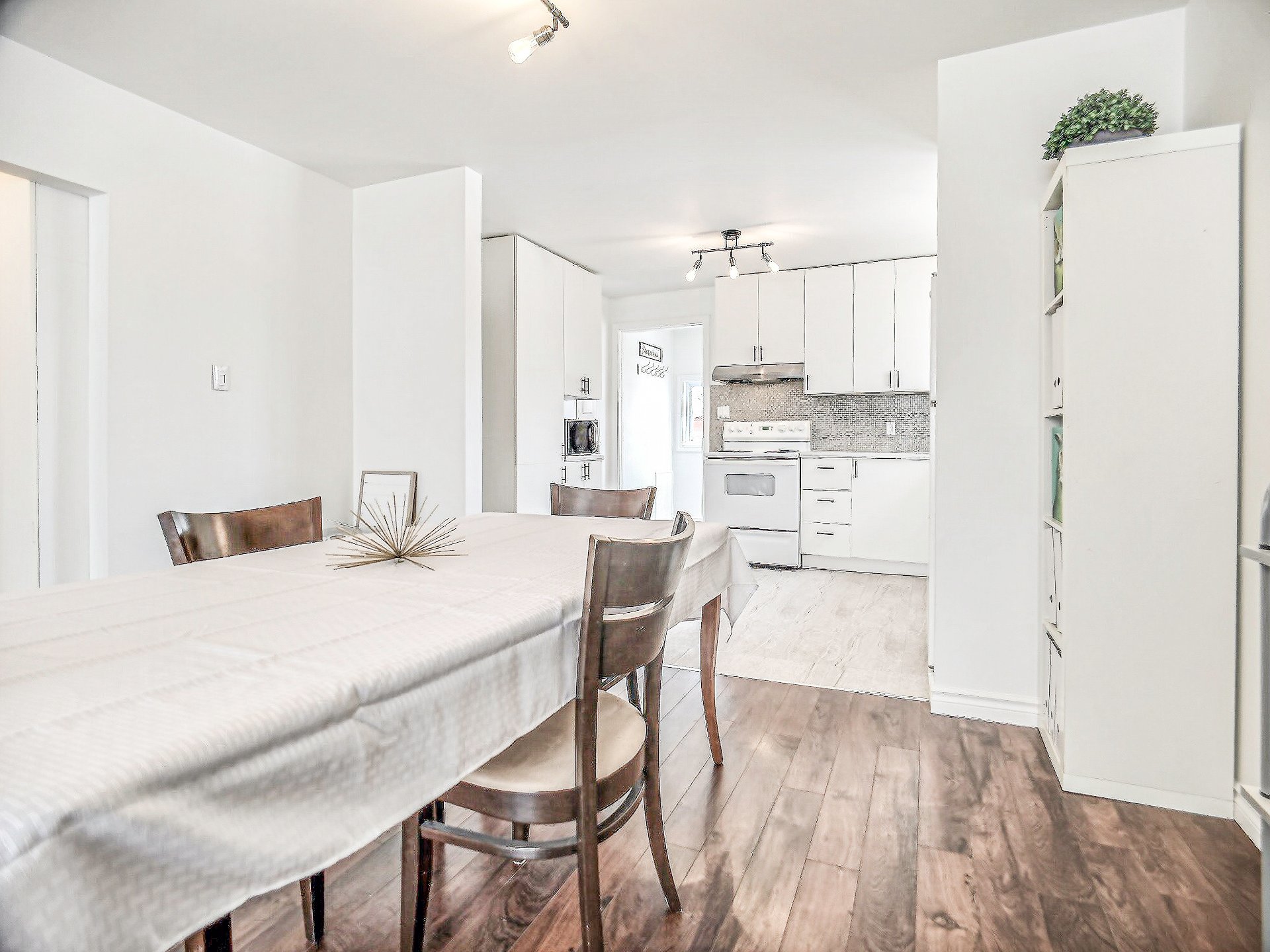 Overall View - apt A