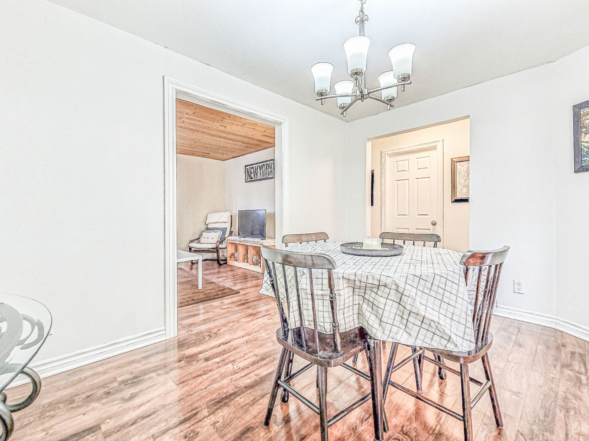 Overall View - apt E