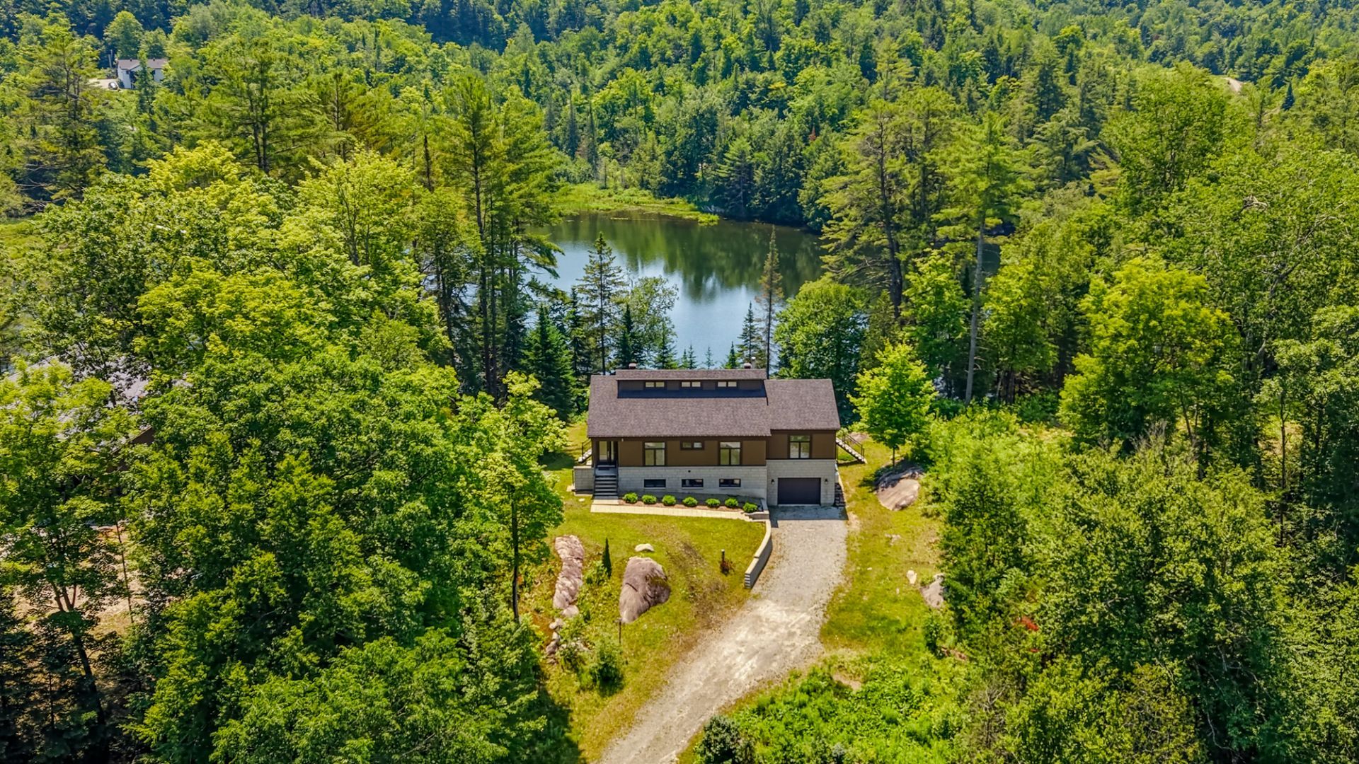 façade et vue sur le Lac