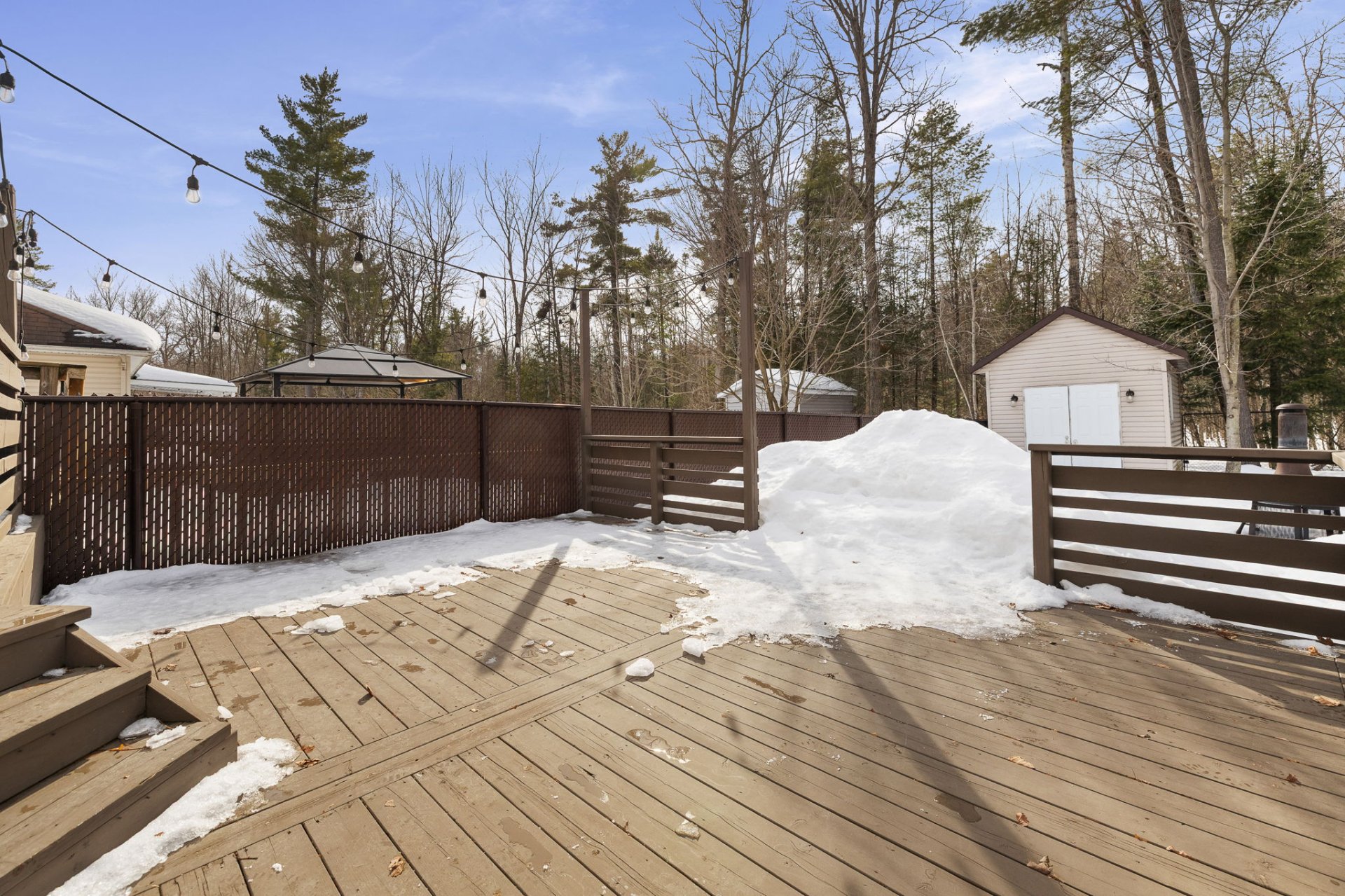 Cour - pas de voisin à l'arrière et boisé
