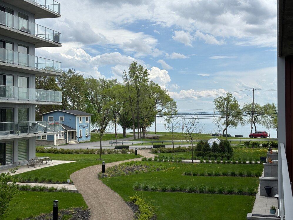 Garden - A beautiful garden path leads you towards the lake