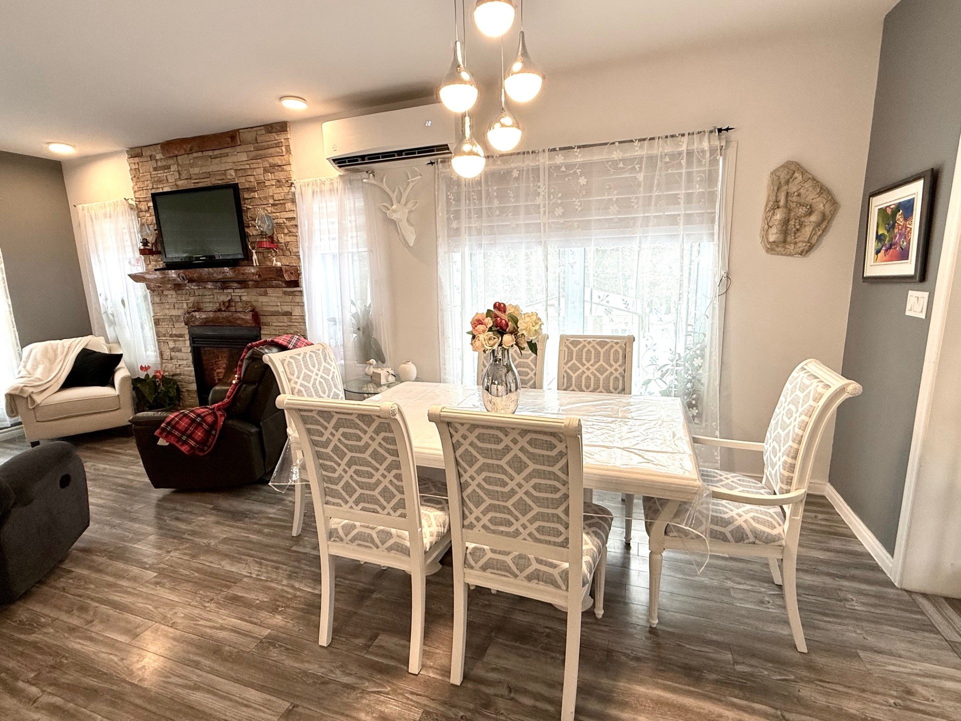 Dining room - Beautiful modern light fixture