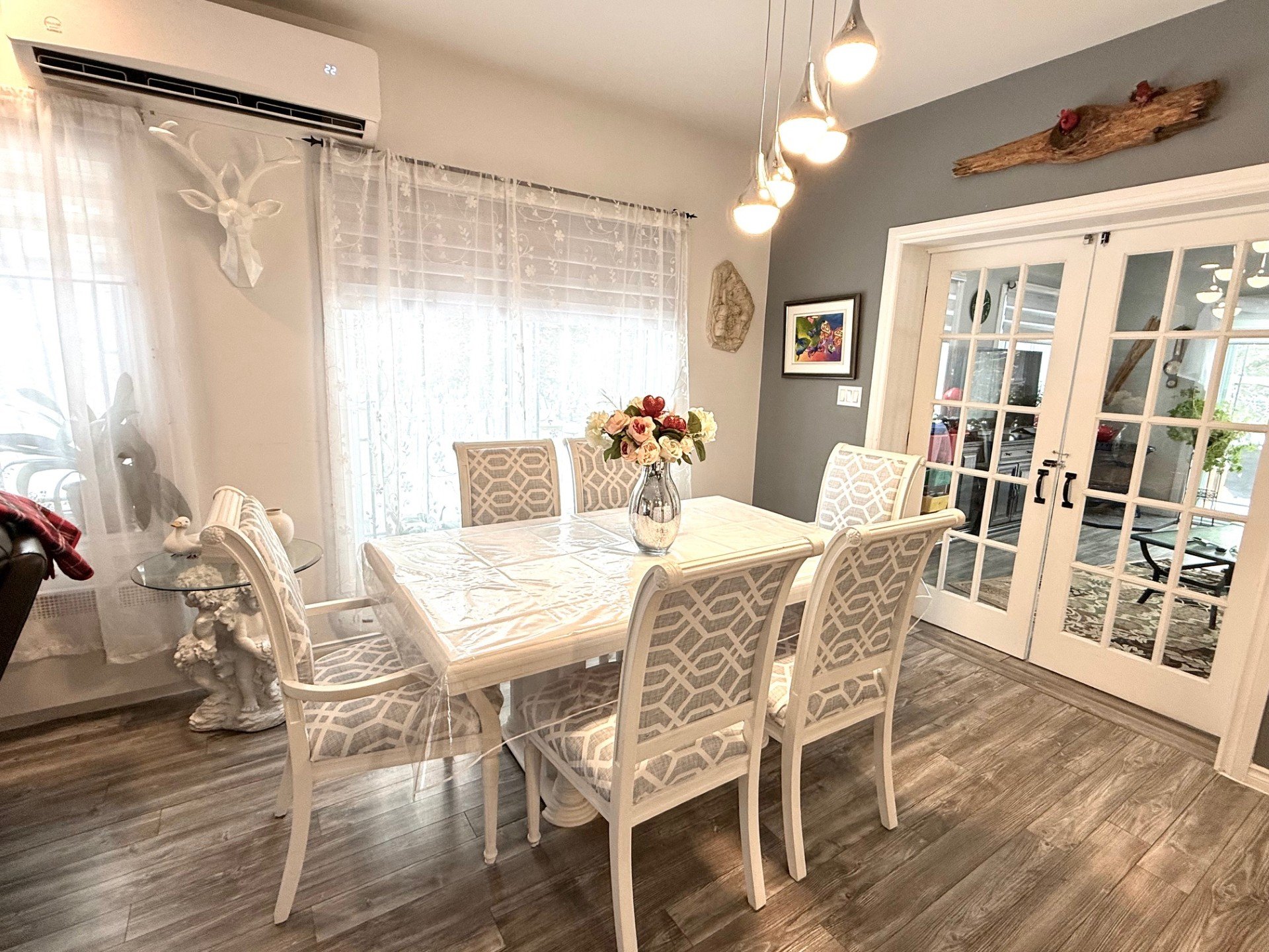 Dining room - Lots of windows