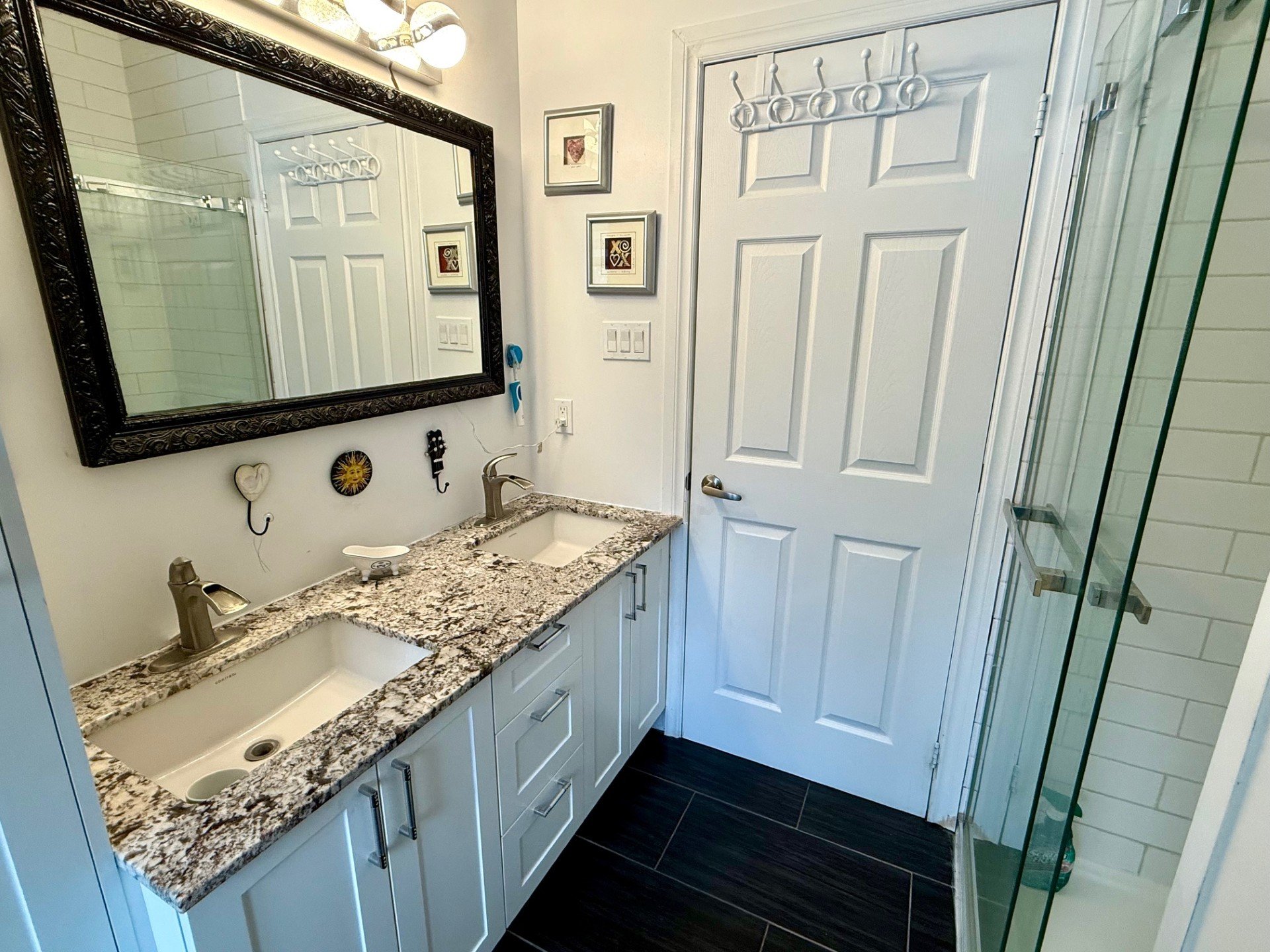 Ensuite bathroom - Granite countertop