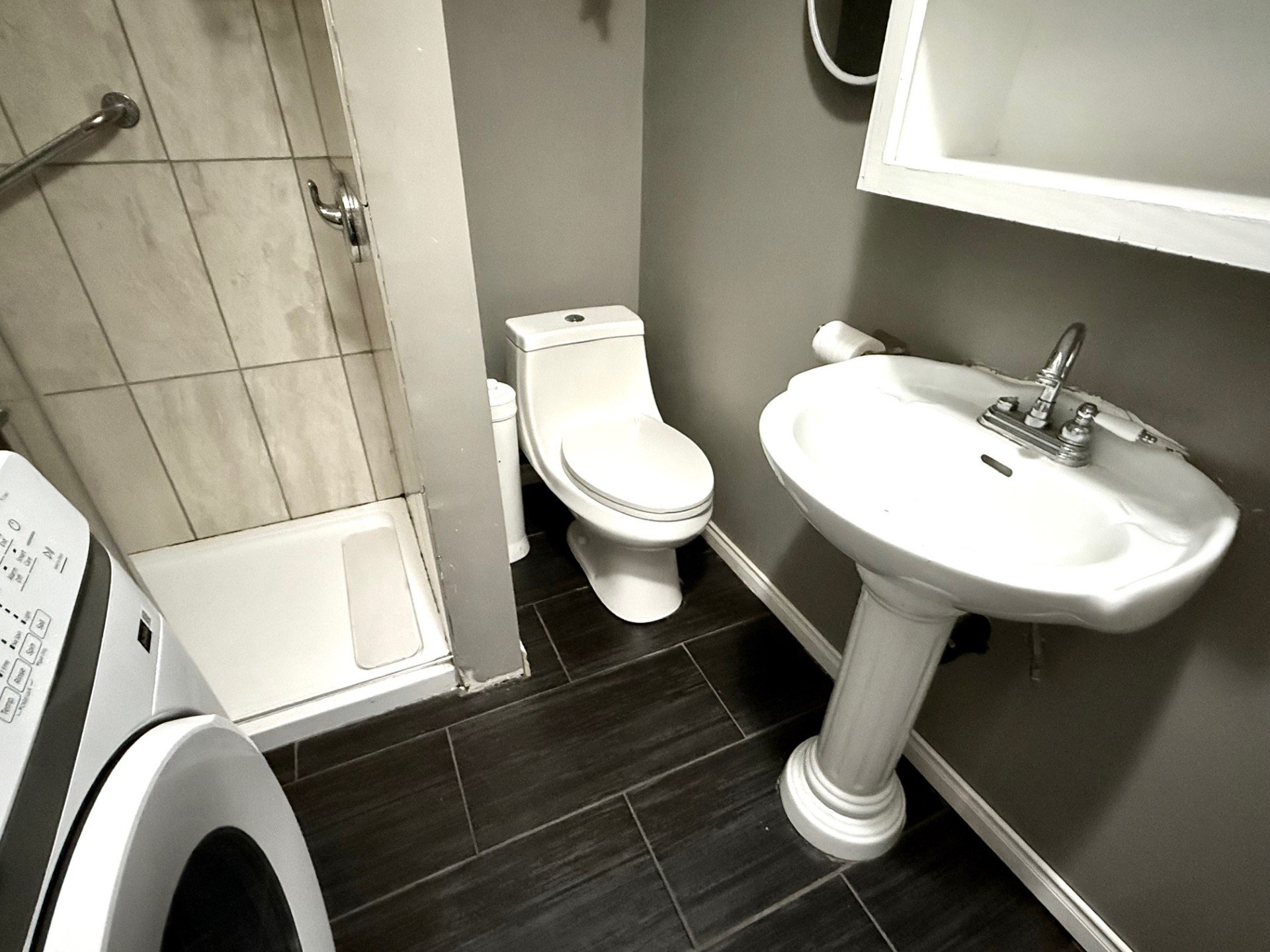 Bathroom - Parental apartment, washer/dryer hookup