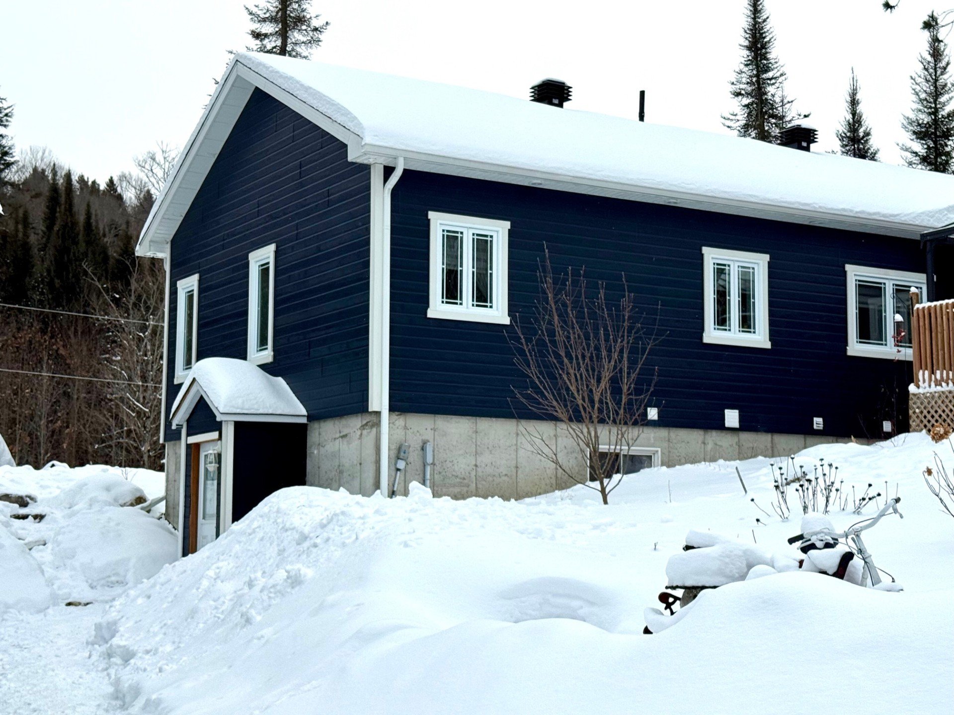 Back facade - entree walk-out