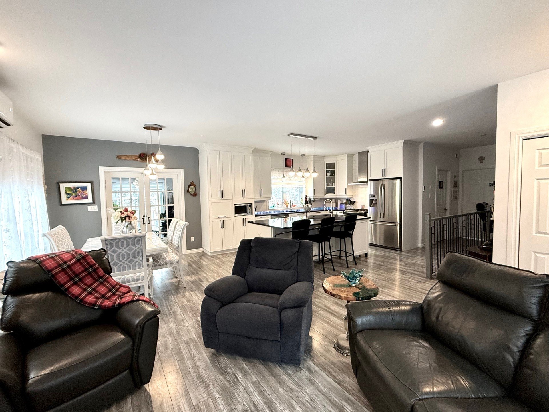 Overall View - 9-foot smooth ceiling