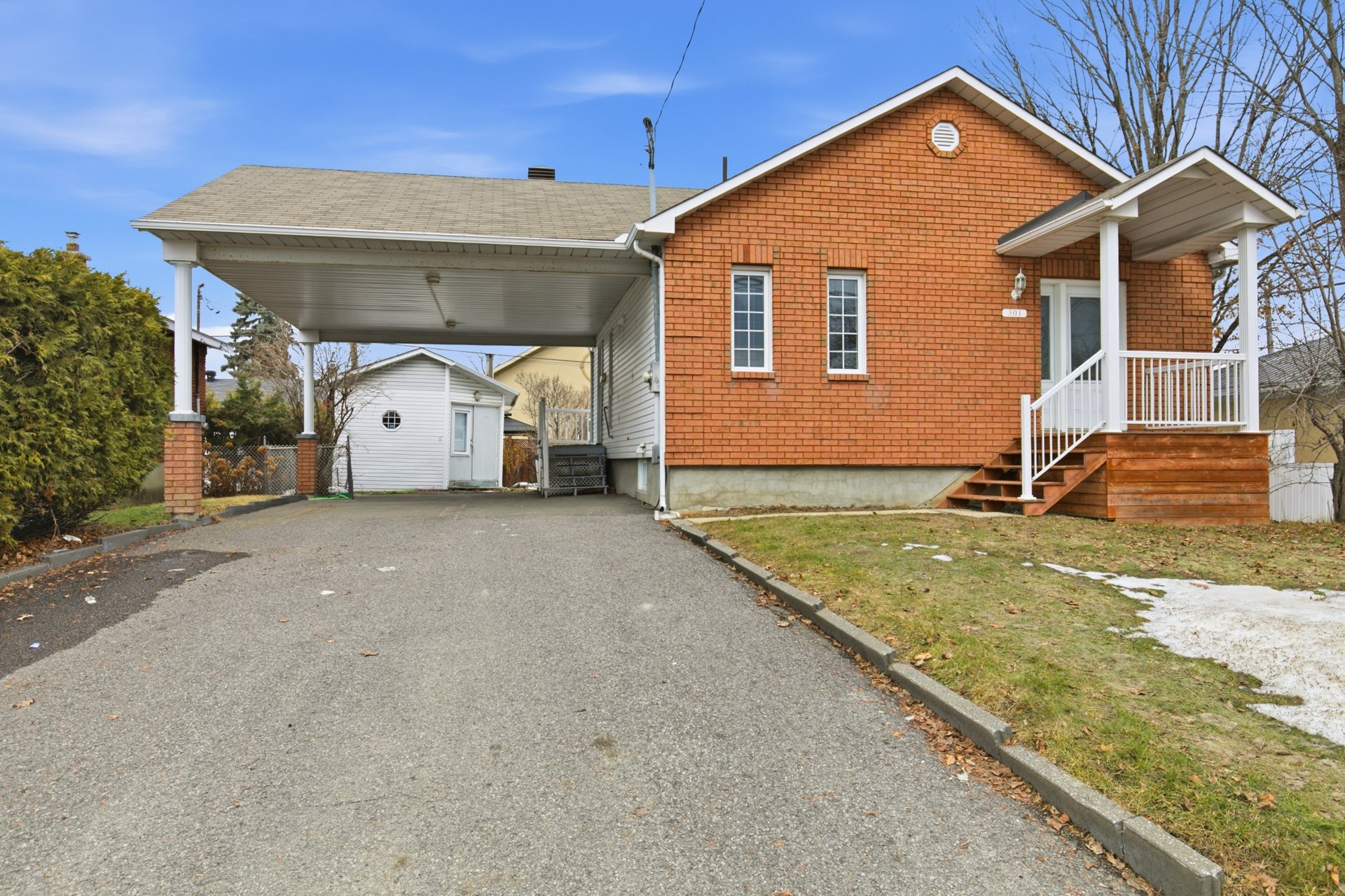 301 Boul. St-René O. 