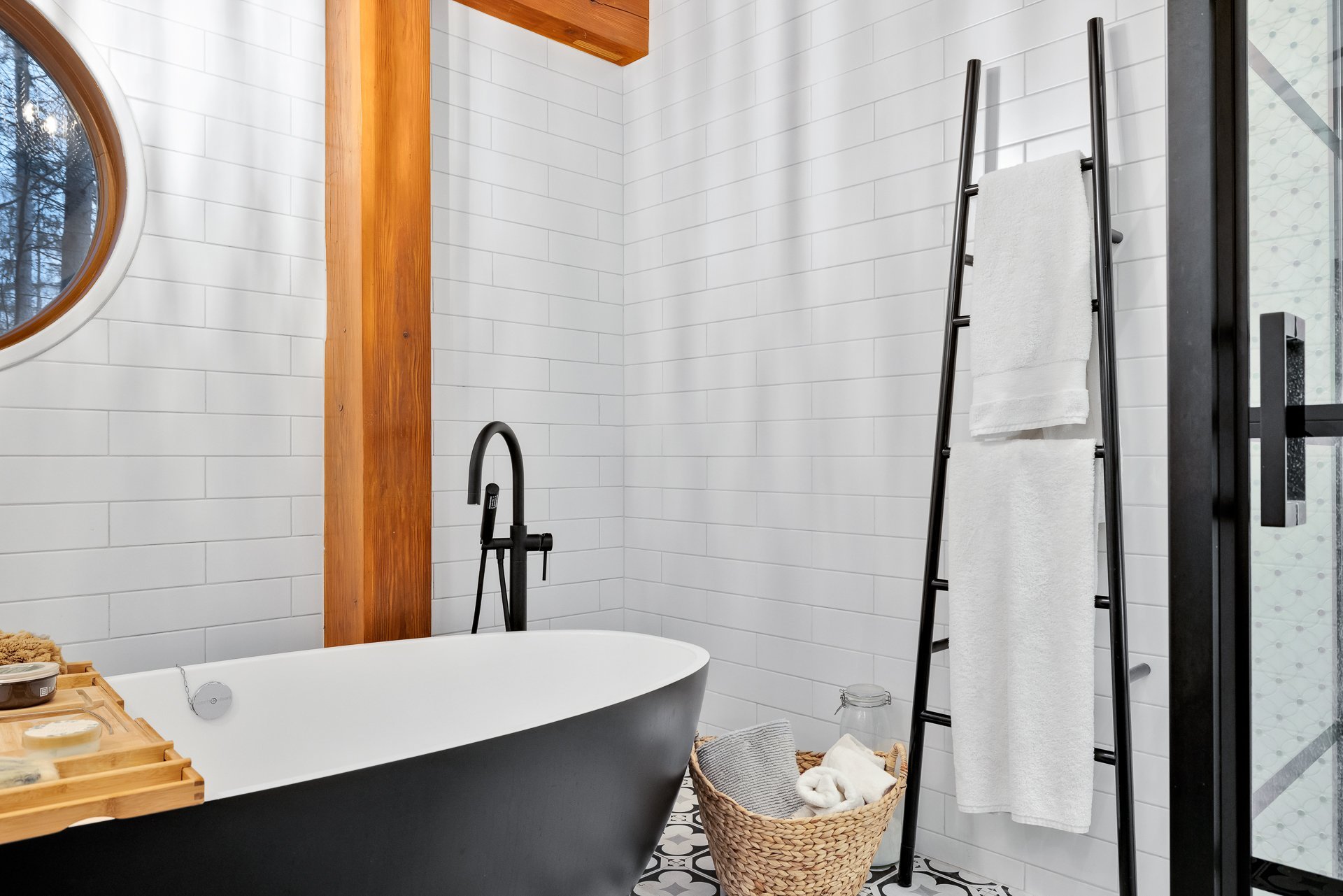 Salle de bains attenante à la CCP - Baignoire auto-portante