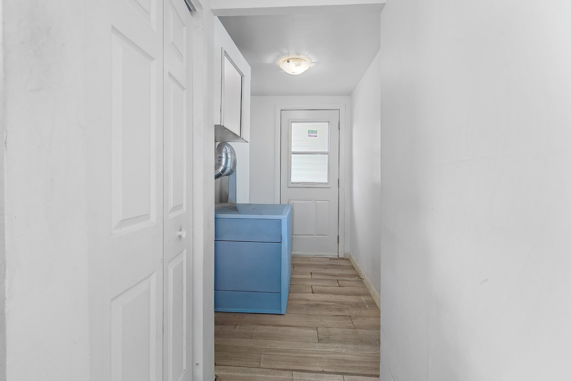 Hall d'entrée - Logement 1, avec laveuse-sécheuse