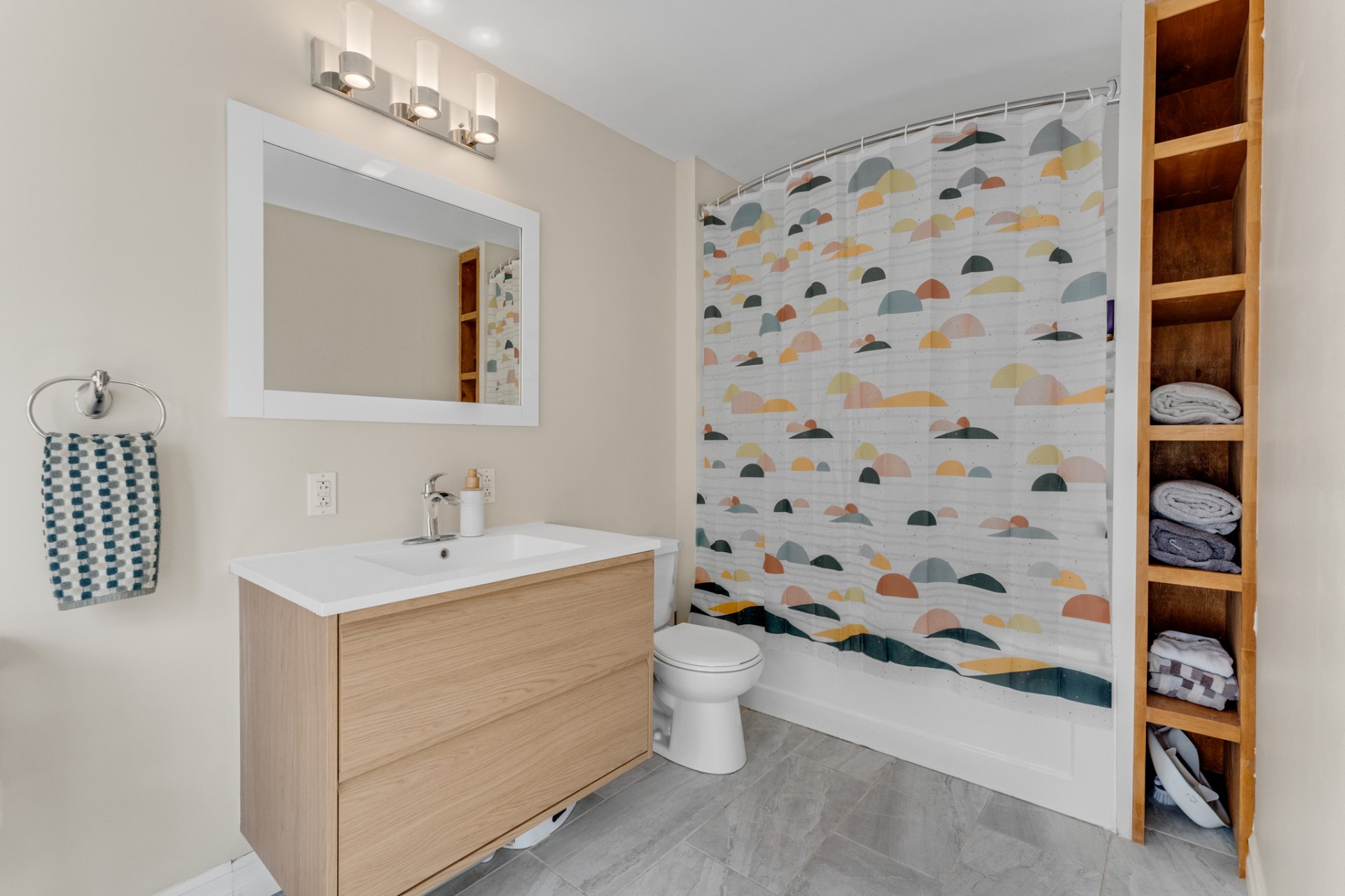 Bathroom - Main floor