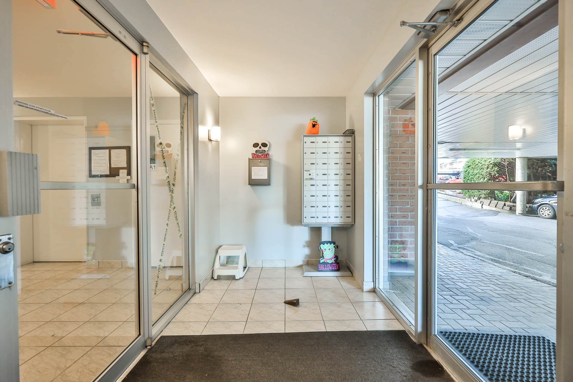 Entrée extérieure - Boîtes aux lettres