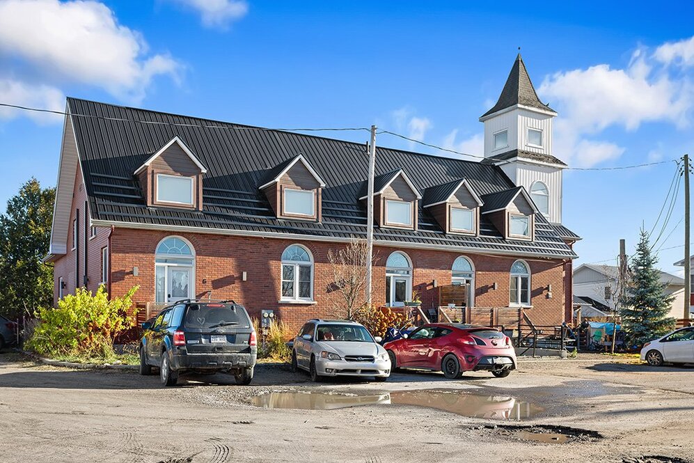 329 Rue James 