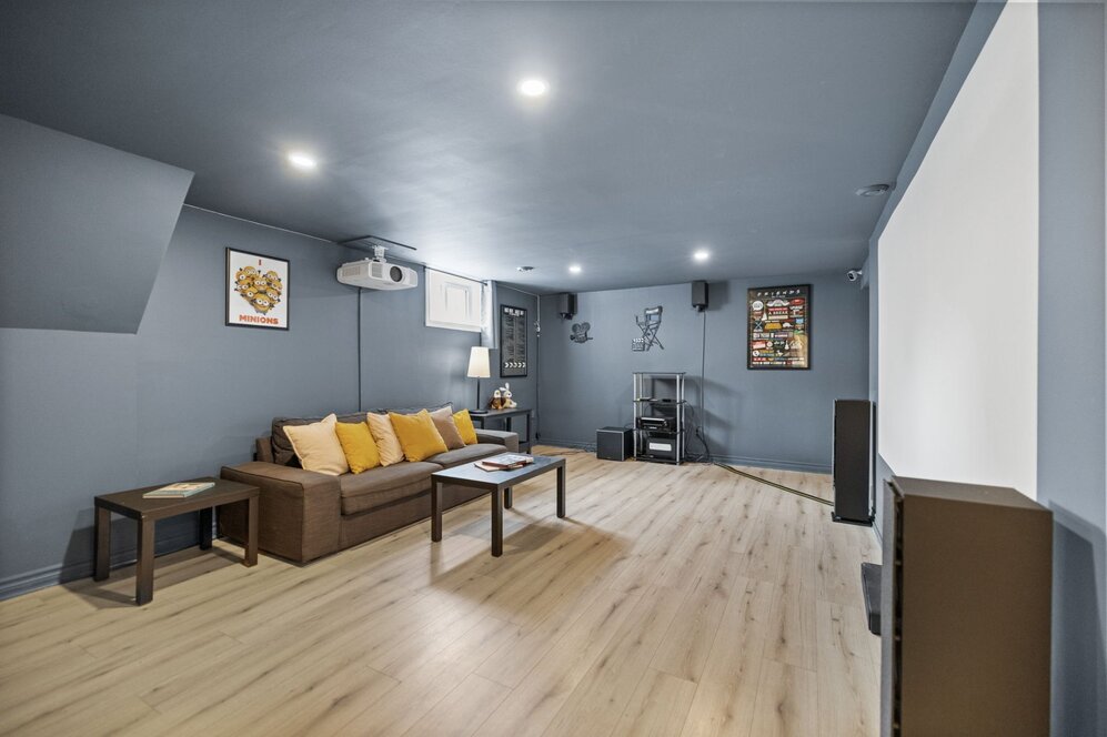 Family room - Cinema (4K Projector & surround sound)