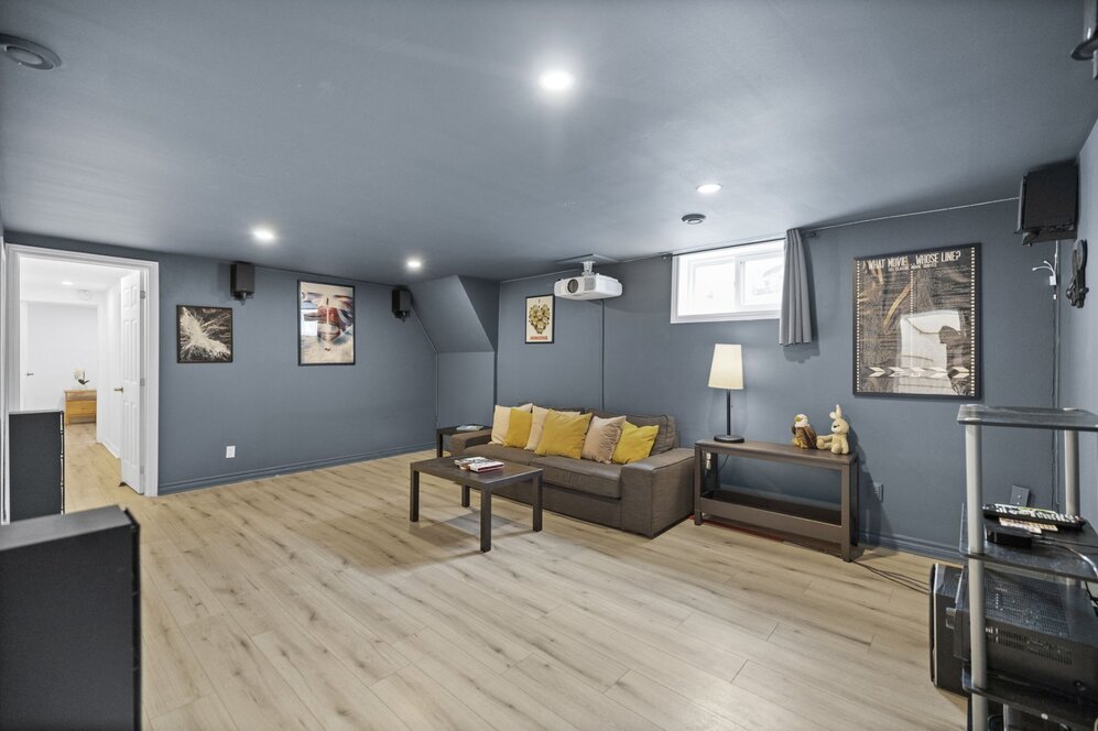 Family room - Cinema (4K Projector & surround sound)