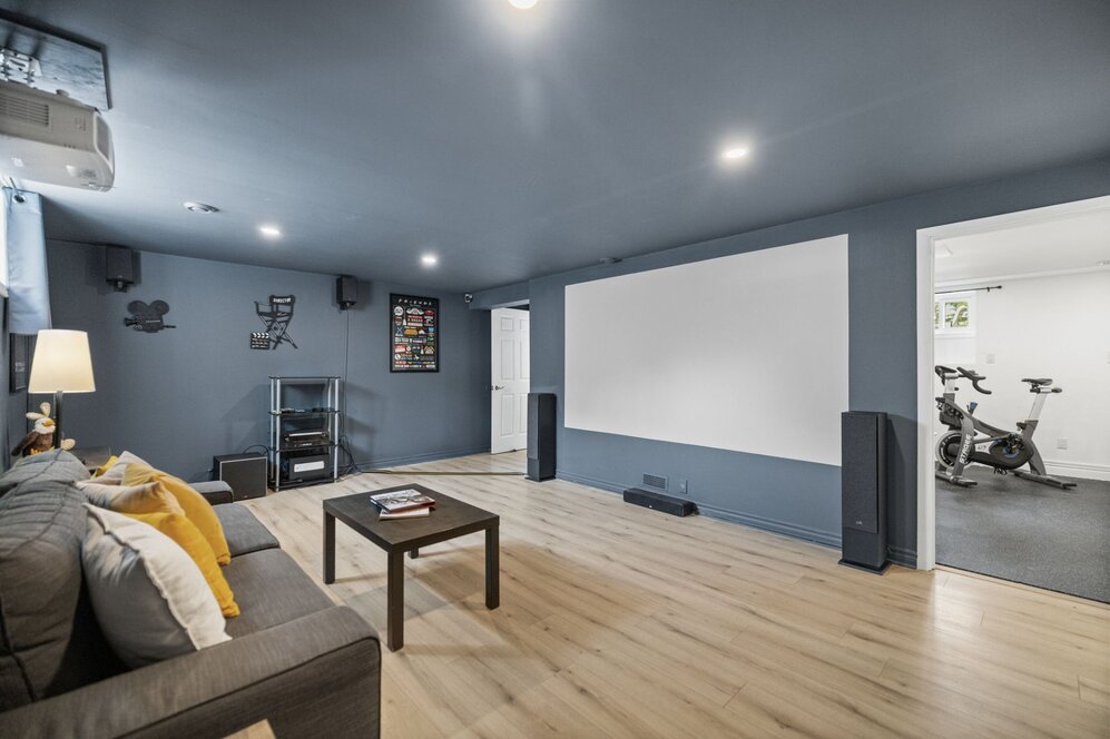 Family room - Cinema (4K Projector & surround sound)