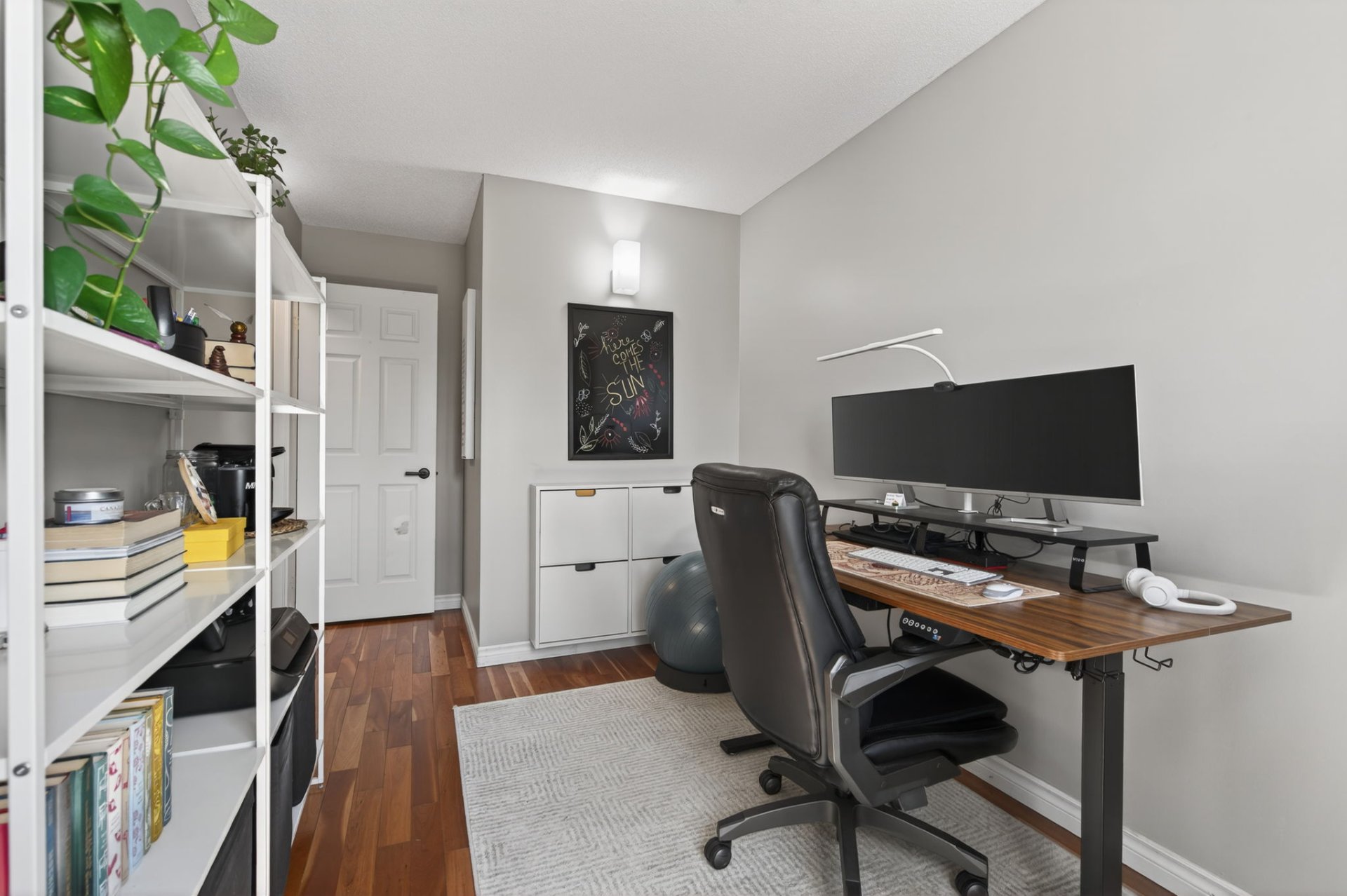 Chambre à coucher - Actuellement utilisé comme bureau.