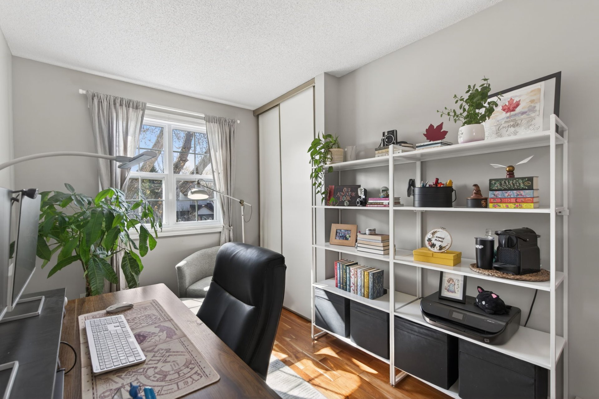 Chambre à coucher - Actuellement utilisé comme bureau.