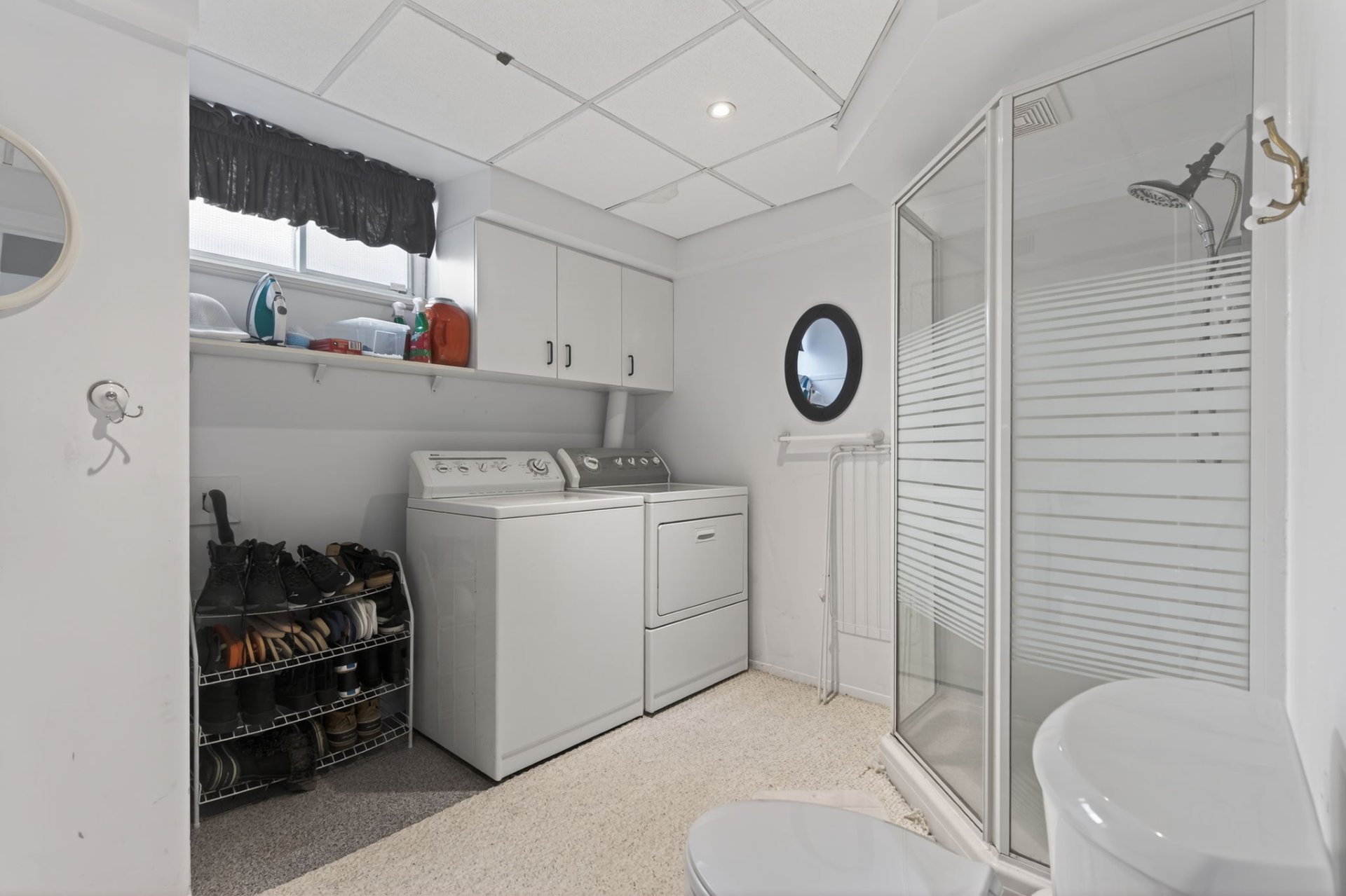 Salle de lavage - Situé dans la salle de bains du niveau inférieur.
