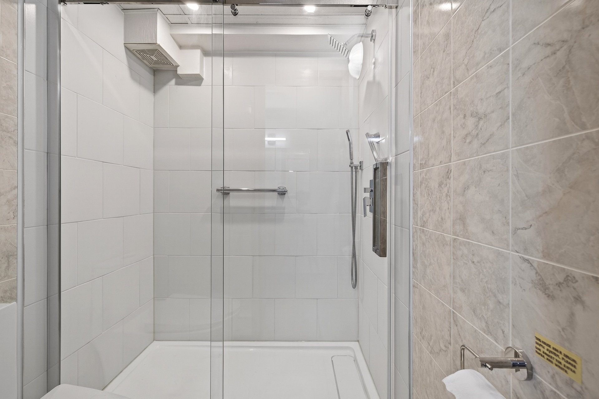 Salle de bains attenante à la CCP - Rez de jardin