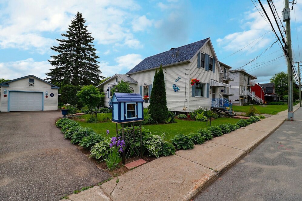 160 Rue Maclaren O. 