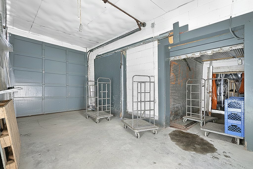 Shipping (door/dock) - Virtually staged