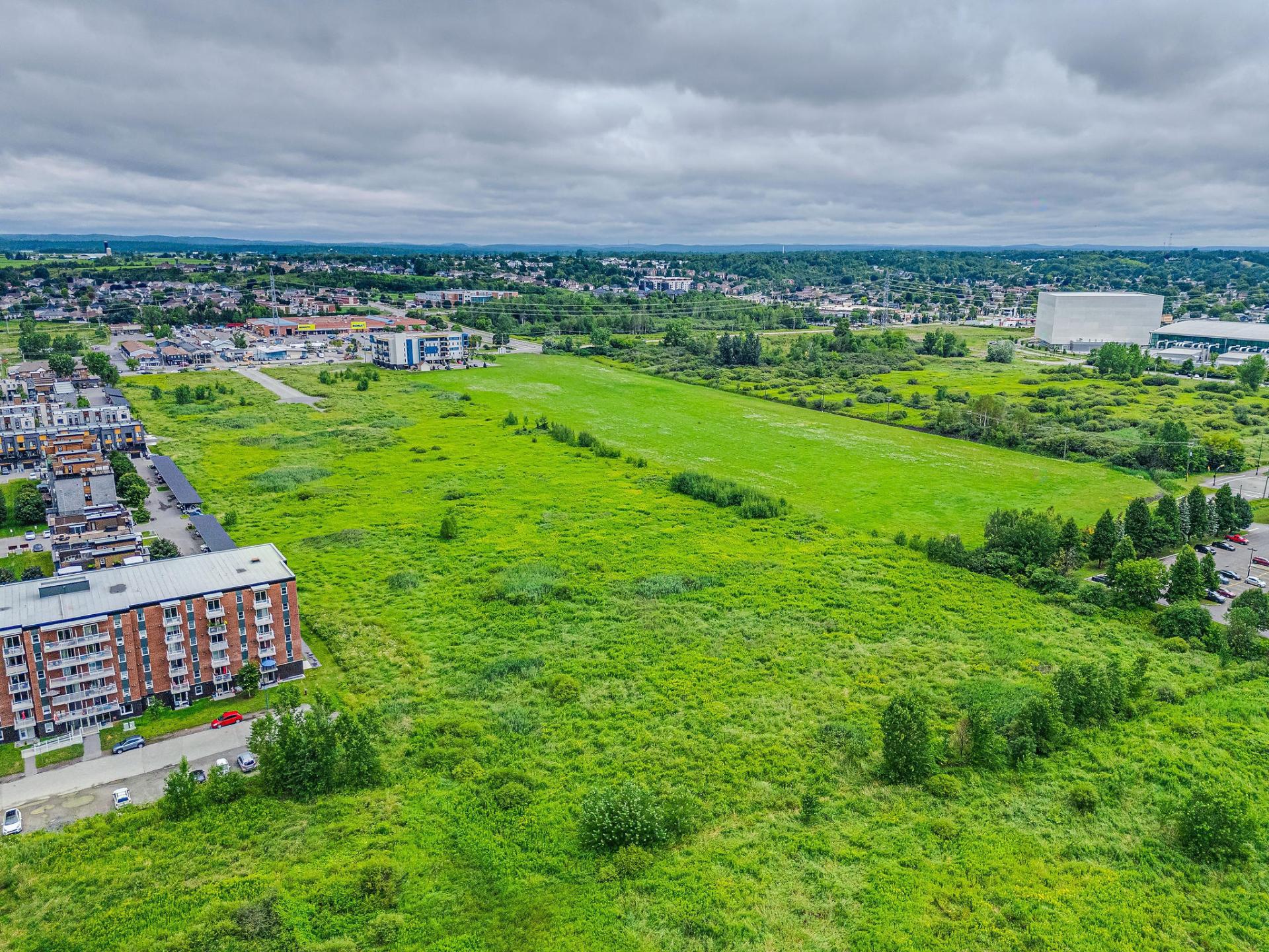 Vue aérienne du toît de la batisse des environs