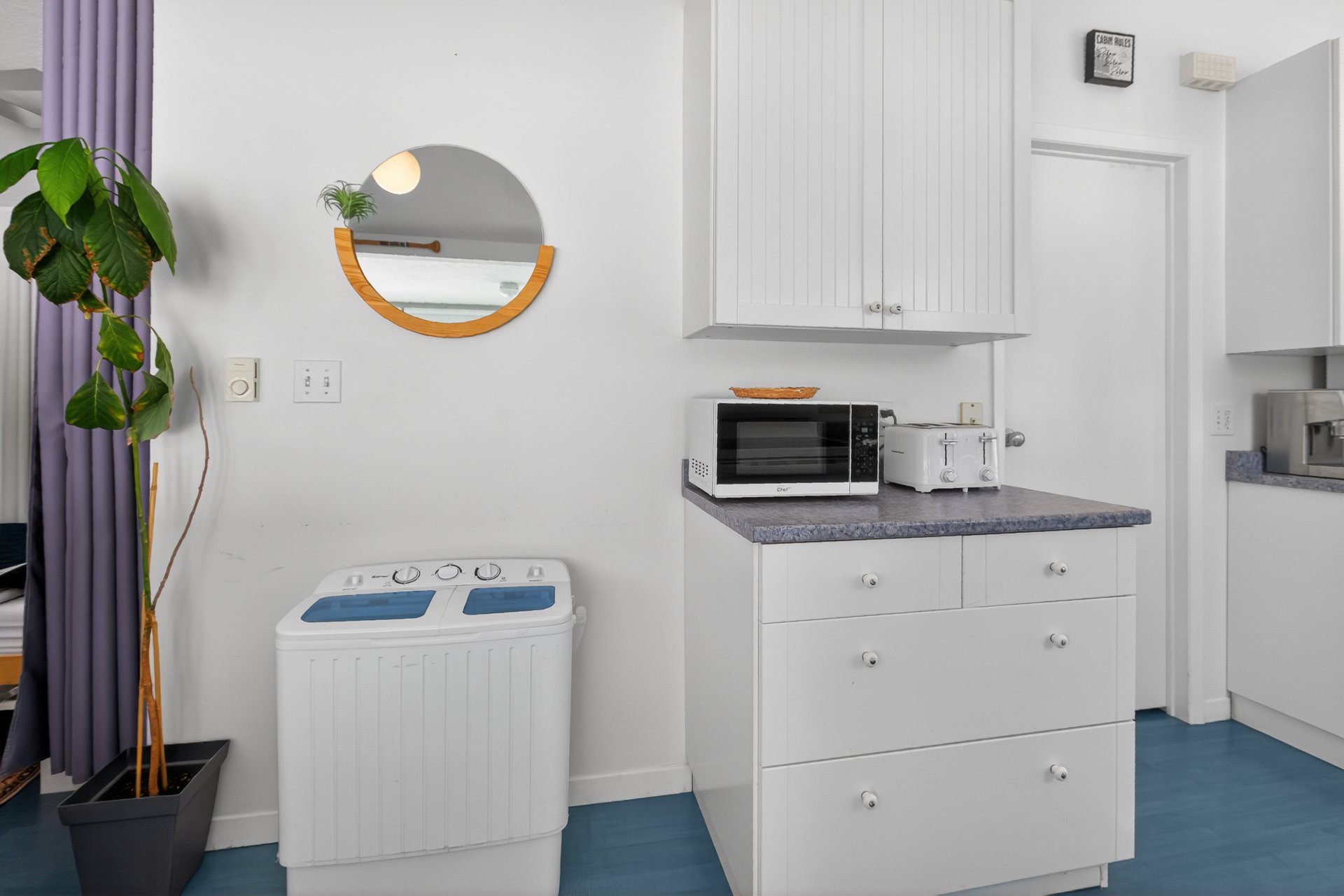 Autre - laveuse-essoreuse caché derrière petit meuble