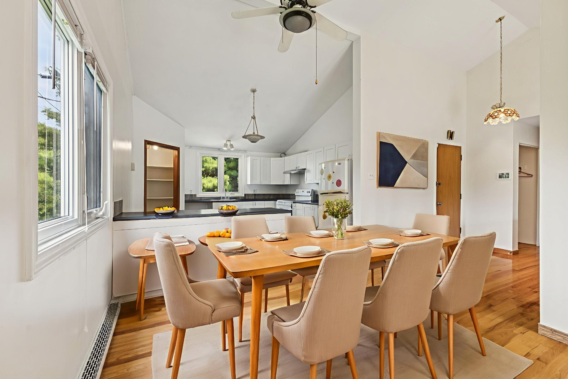 Dining room - Virtual staging for illustrative purposes.