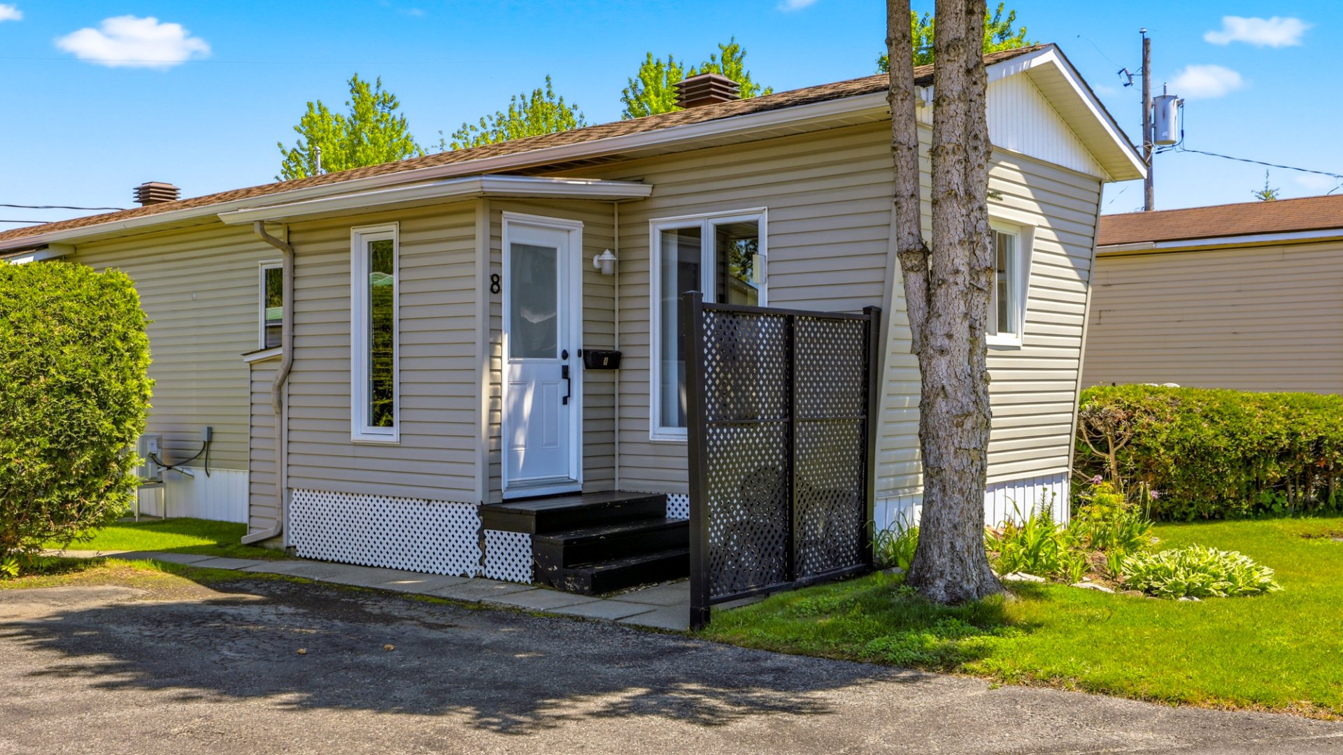 8 3e Avenue O. 