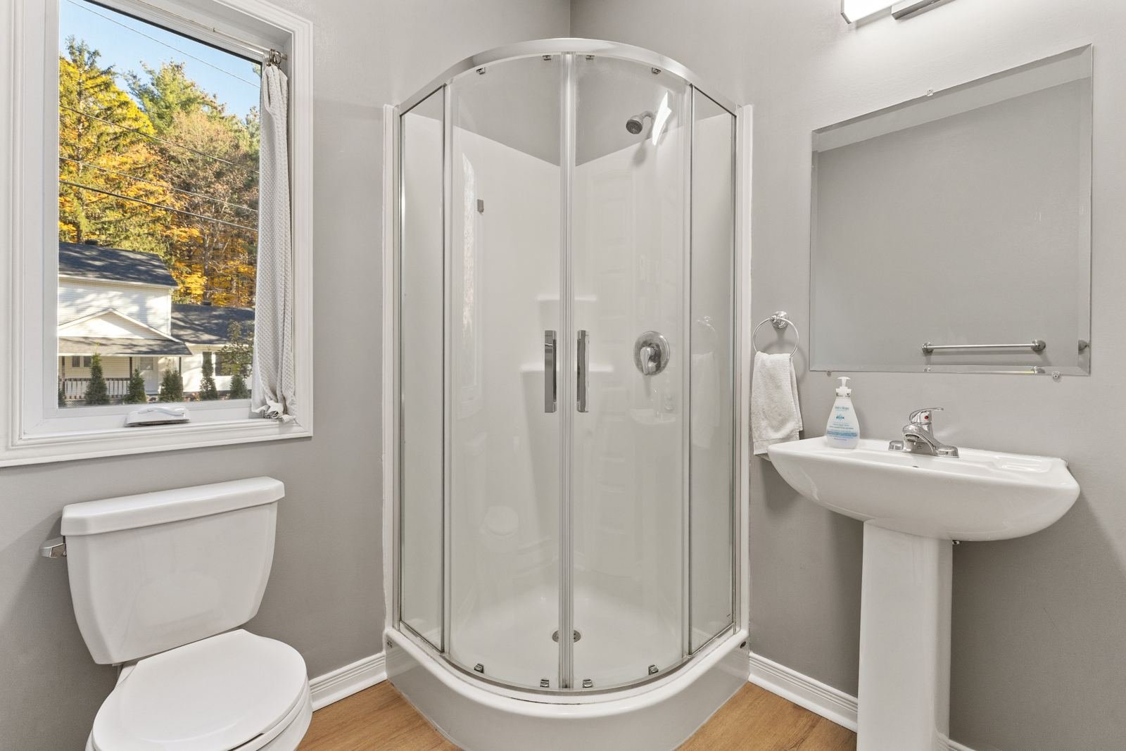 Salle de bains avec douche
