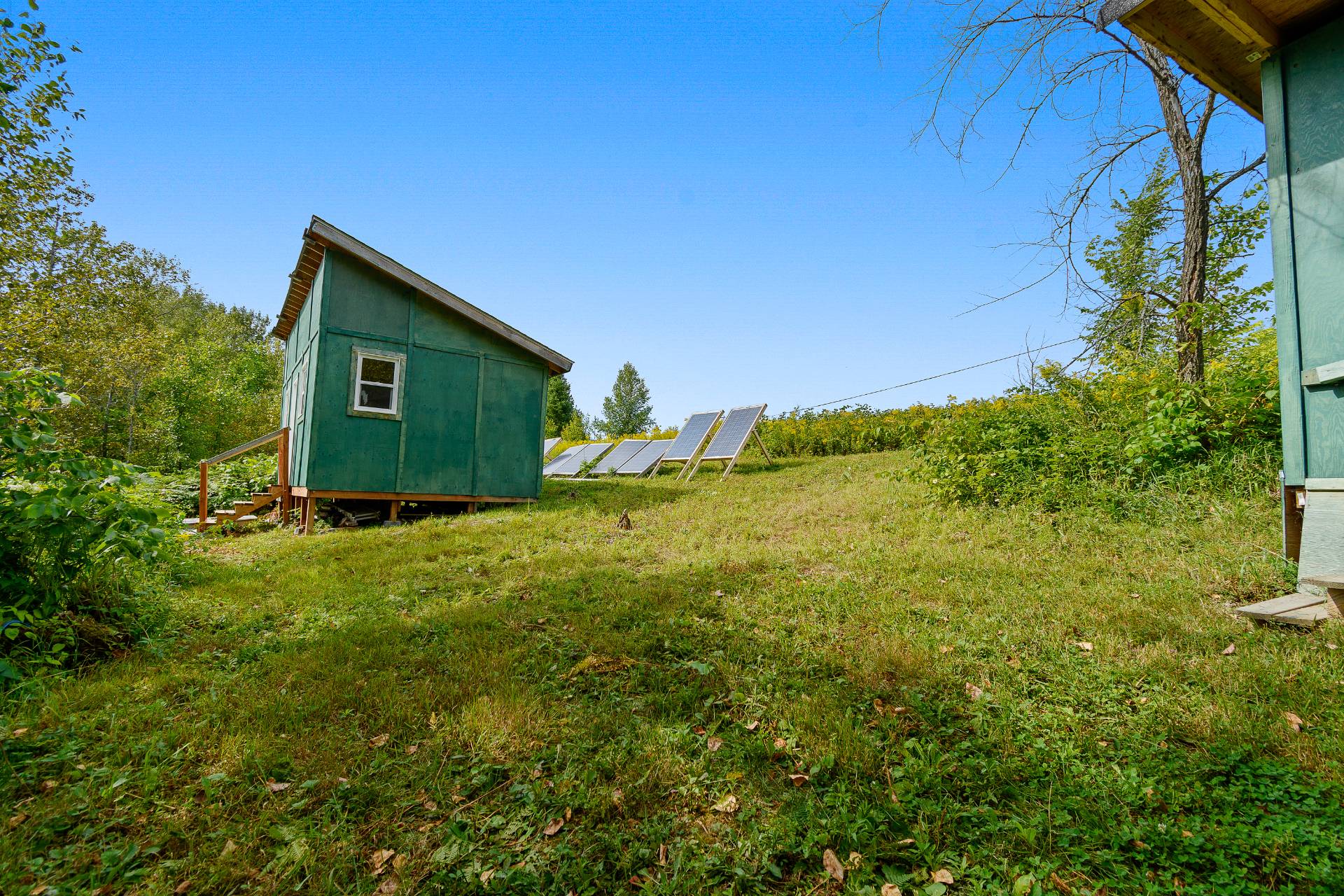 Autre - Cabine avec panneaux solaires