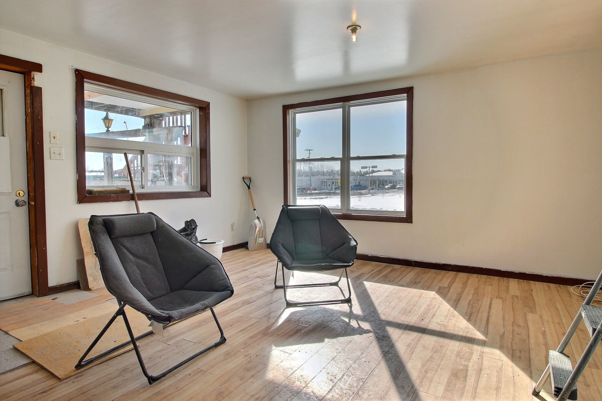 Salon - 121B