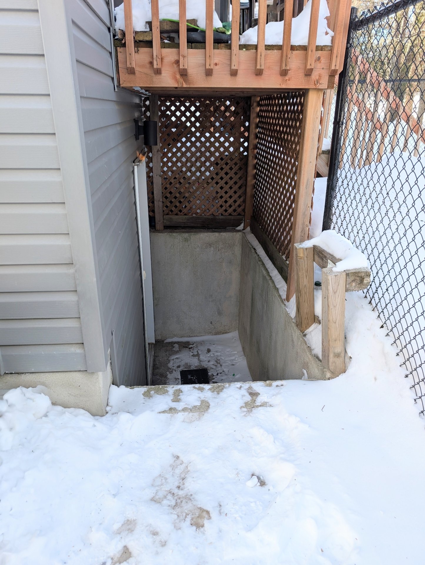 Face arrière - Entrée du logement derrière le bâtiment.