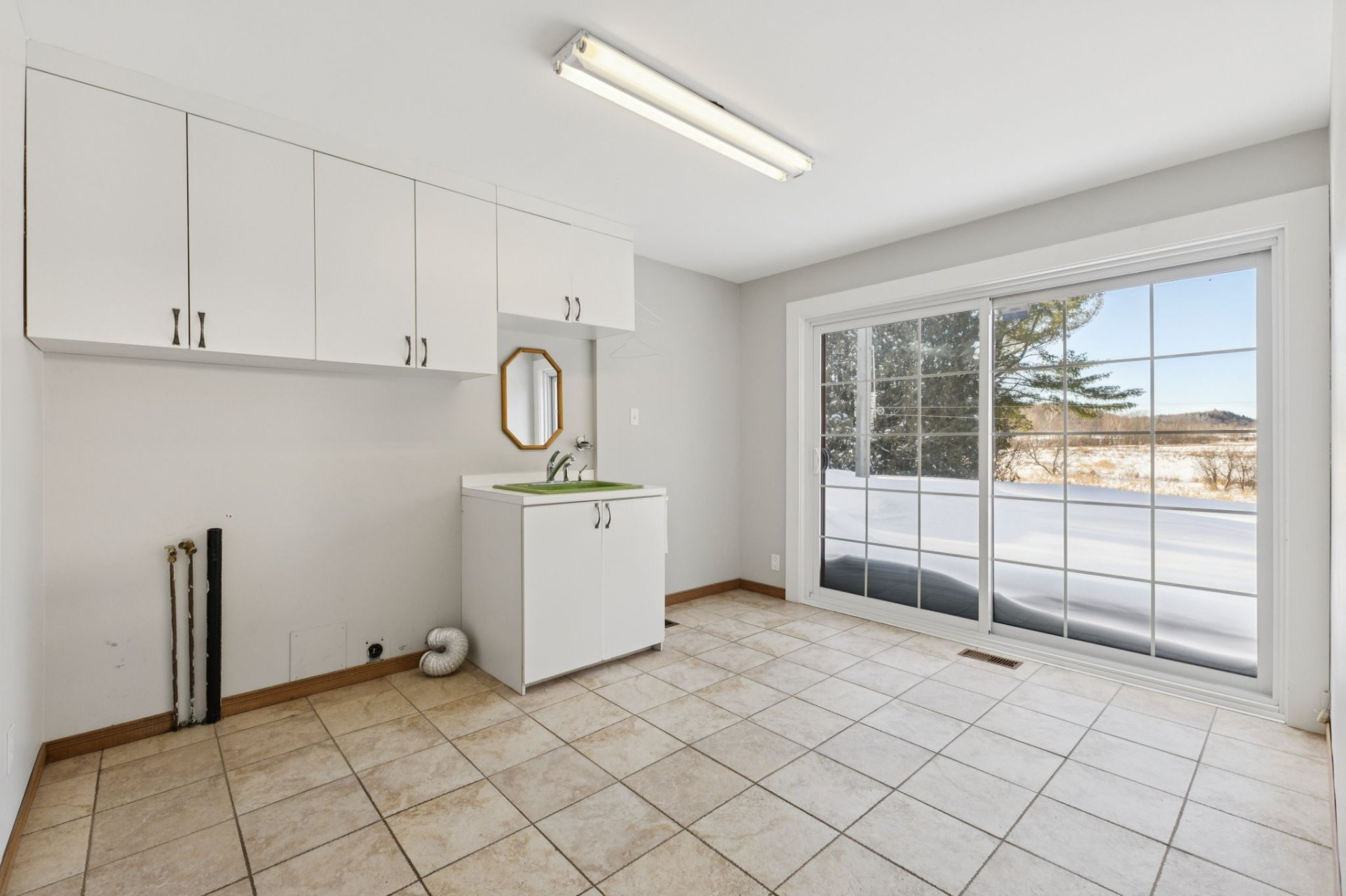 Salle de lavage - Rez de chaussé avec vue sur les montagnes