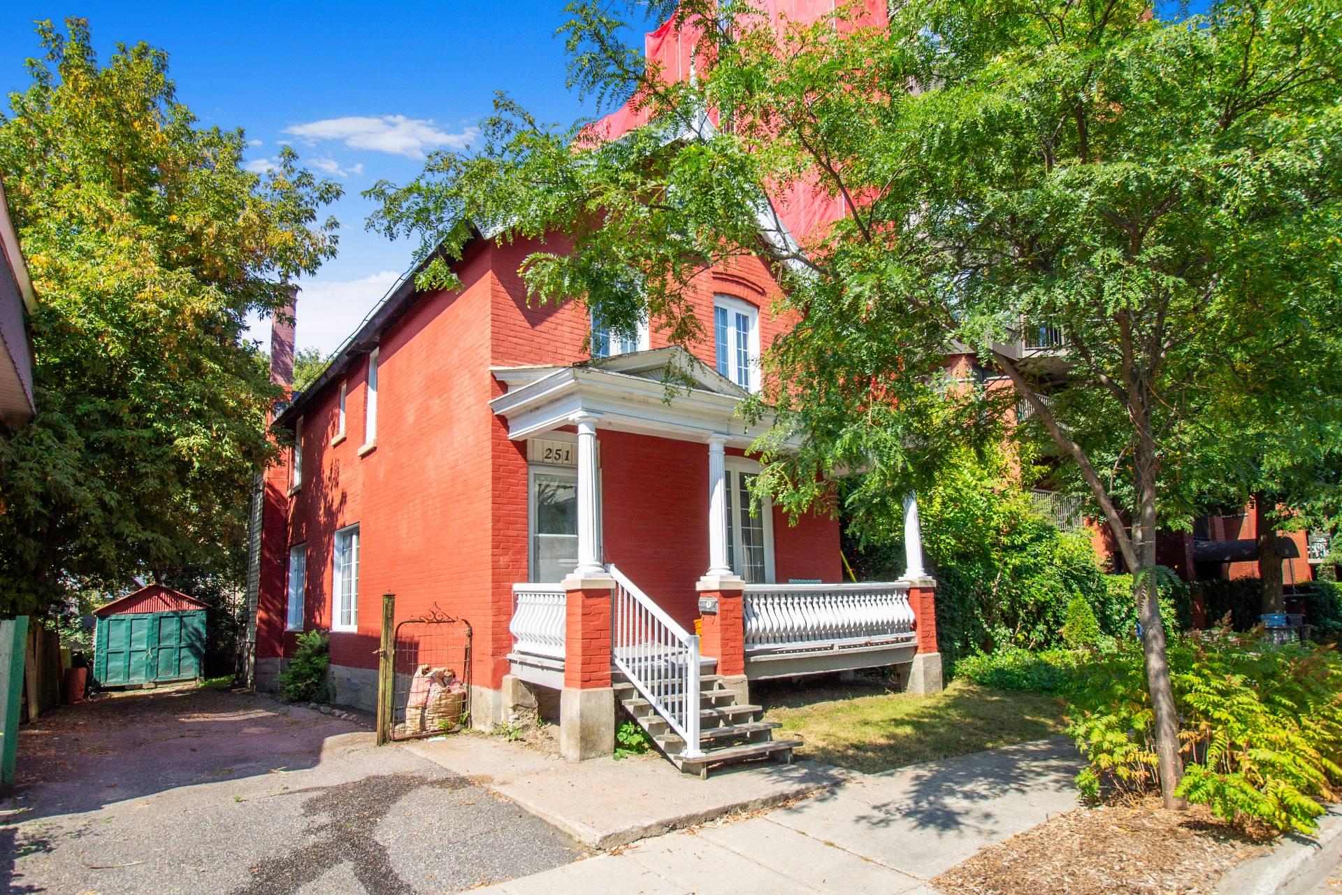 251 Rue Champlain 