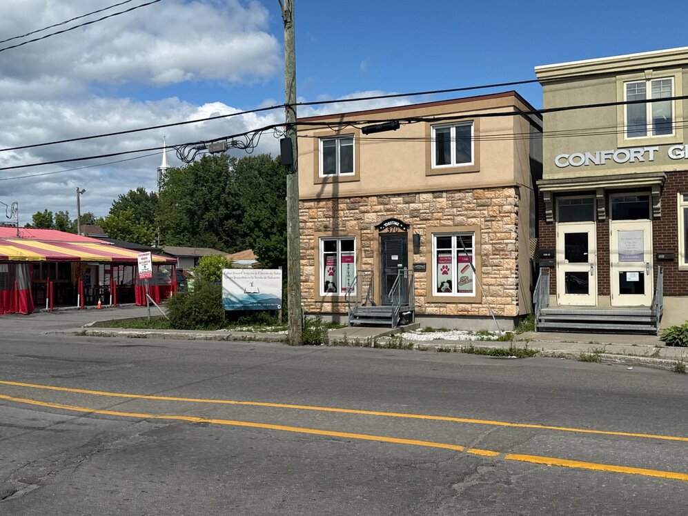 370 Rue Main A