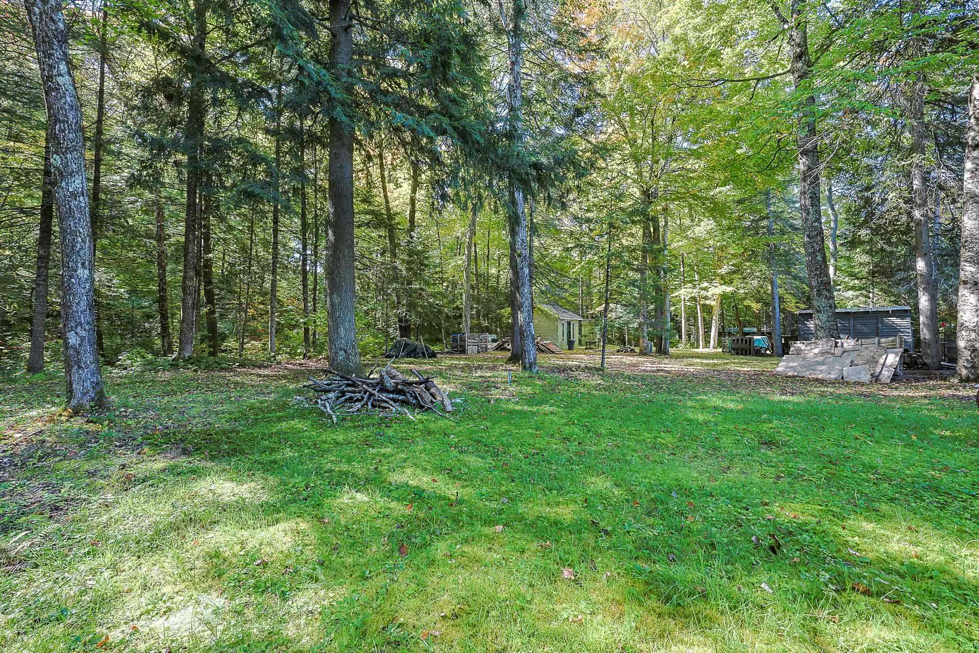 terrain de l'autre côté du chemin