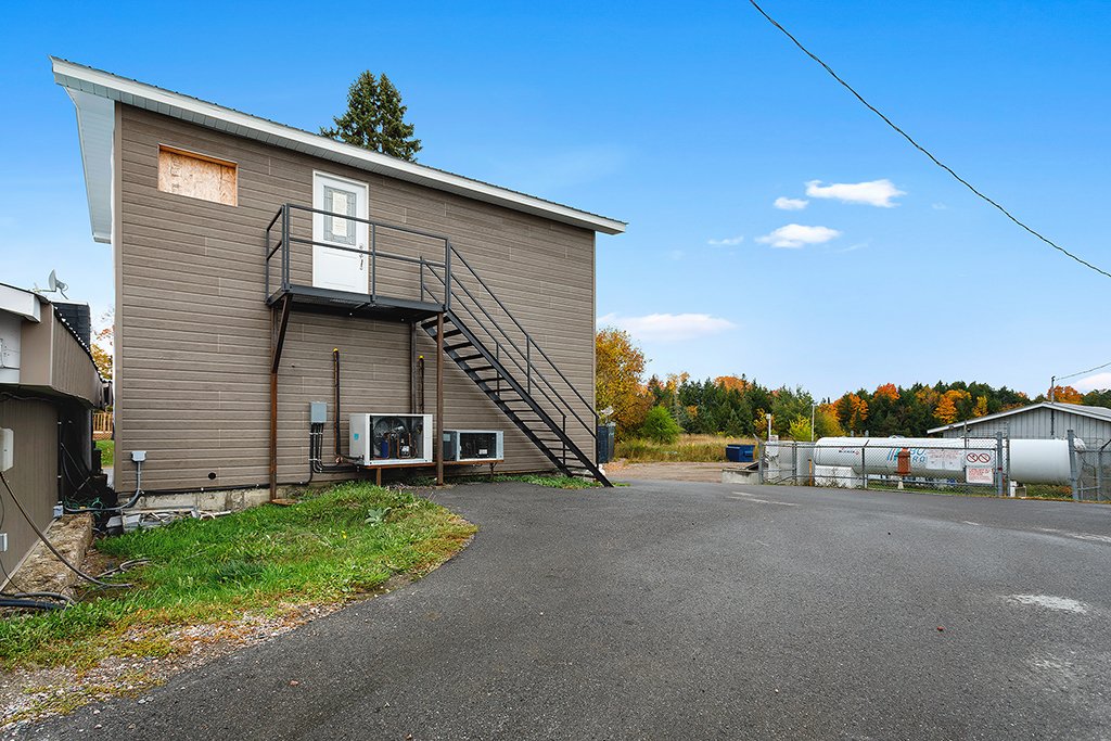 Entrepôt réfrigéré avec logis en haut