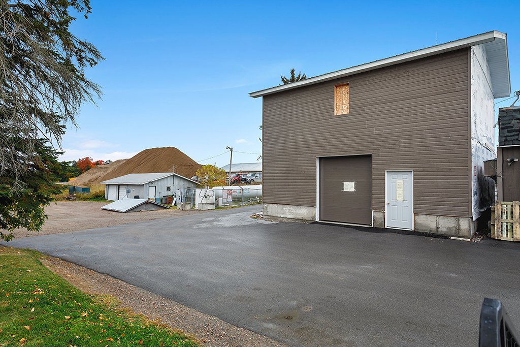 Entrepôt réfrigéré avec logis en haut