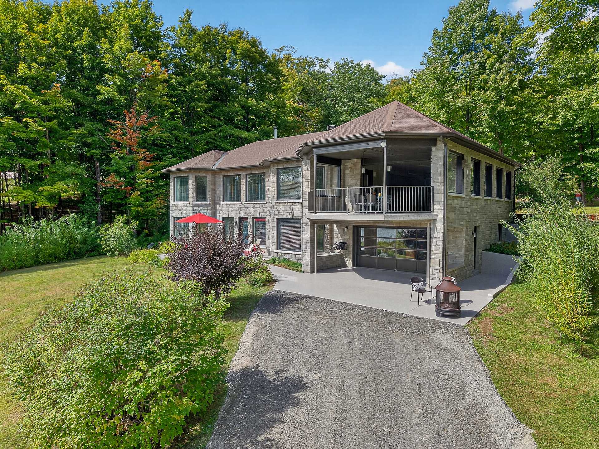 Face arrière - Les 4 façades sont en pierre.