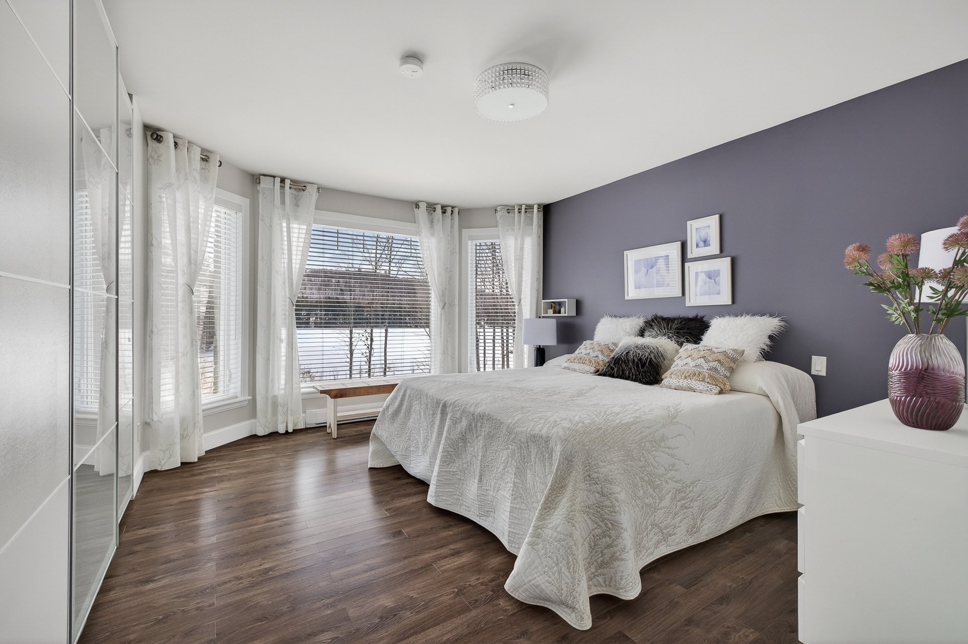 Chambre à coucher principale - Au rdc, grandes fenêtres.